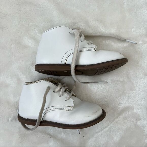 Footmates Todd Bootie- White size 5.5. GUC. Scuffs on toes and dingy laces. - Picture 2 of 6